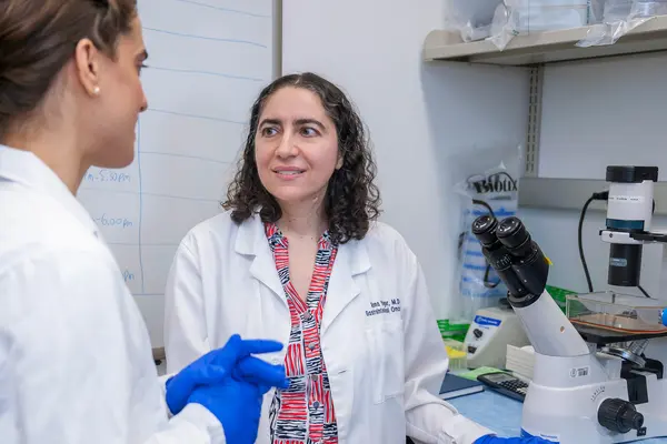 Gastrointestinal medical oncologist Dr. Rona Yaeger is in her MSK lab, talking with an MSK colleague. 