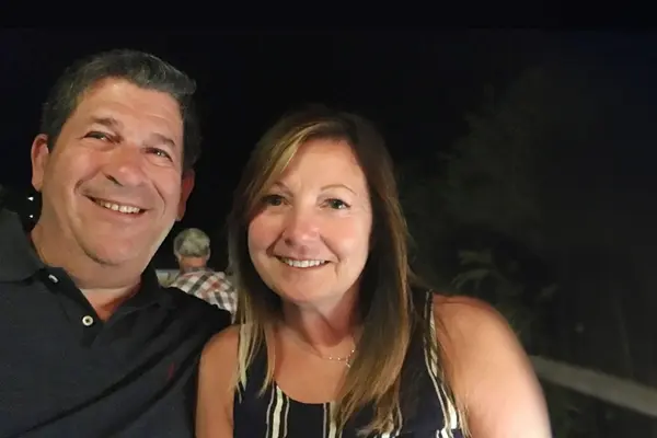 Robert Rosenfeld with his wife, both smiling, was treated at MSK with radiation therapy.    