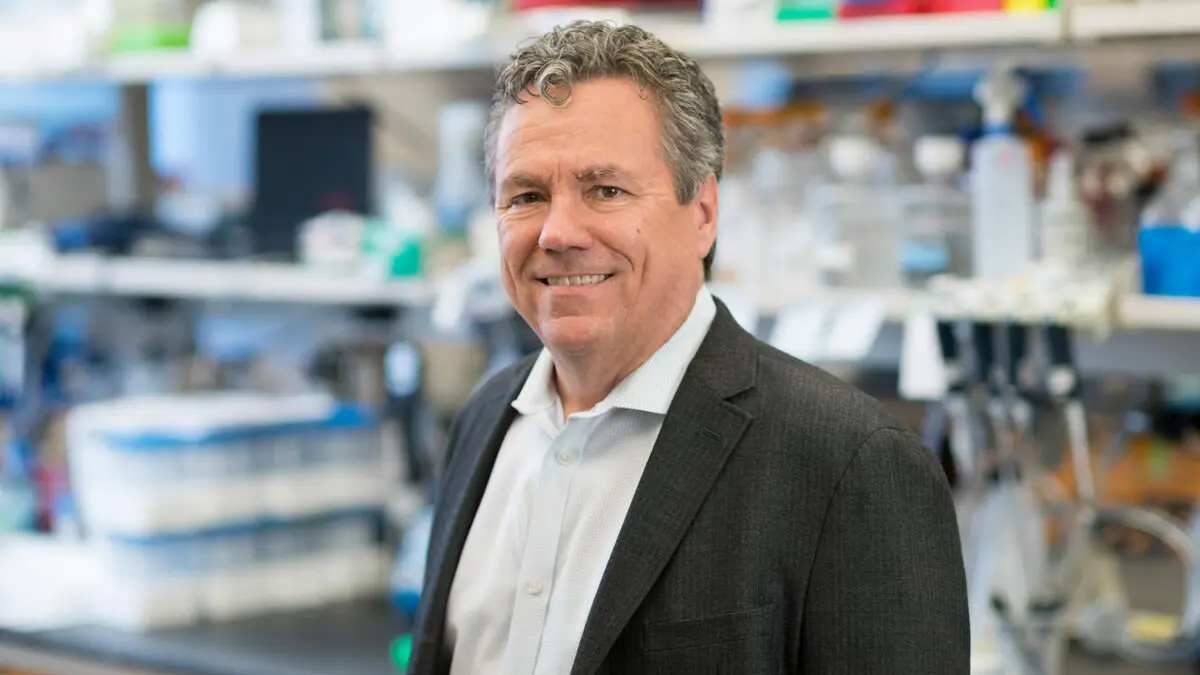 Dr. Scott Lowe, Chair of the Cancer Biology and Genetics Program and Scientific Director of the Marie-Josée and Henry R. Kravis Cancer Ecosystems Project, co-led a team that developed a new type of CAR T cell that attacks a cell surface protein called uPAR, which is found both on tumors and on cancer-supporting cells in the tumor microenvironment.  
