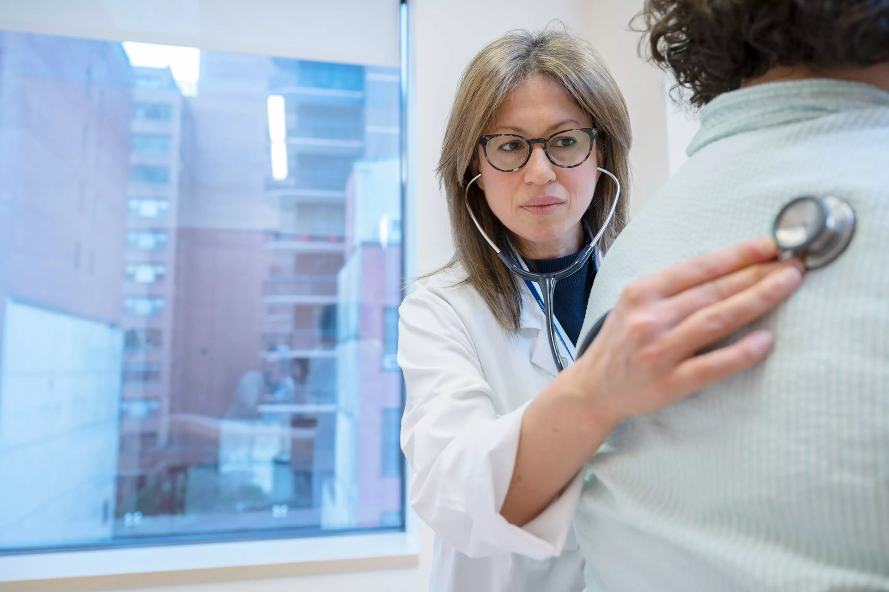 Medical oncologist Dr. Shanu Modi is examining a patient 